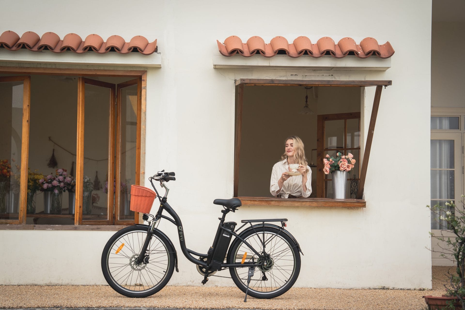 Bicicleta elétrica urbana DYU estacionada em frente a um café
