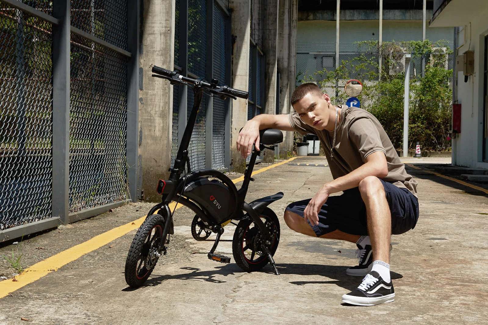 DYU D3F Review 2026: I Carried This E-Bike on the Metro for a Month 10