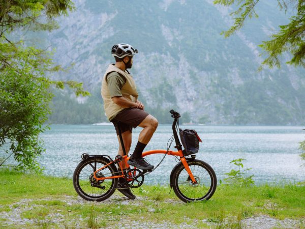 Brompton G Line 8-Speed Folding Bike with Roller Frame - Dark Navy, Mid Handlebars - Image 5