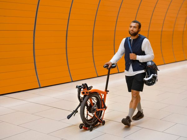 Brompton G Line 8-Speed Folding Bike with Roller Frame - Dark Navy, Mid Handlebars - Image 2