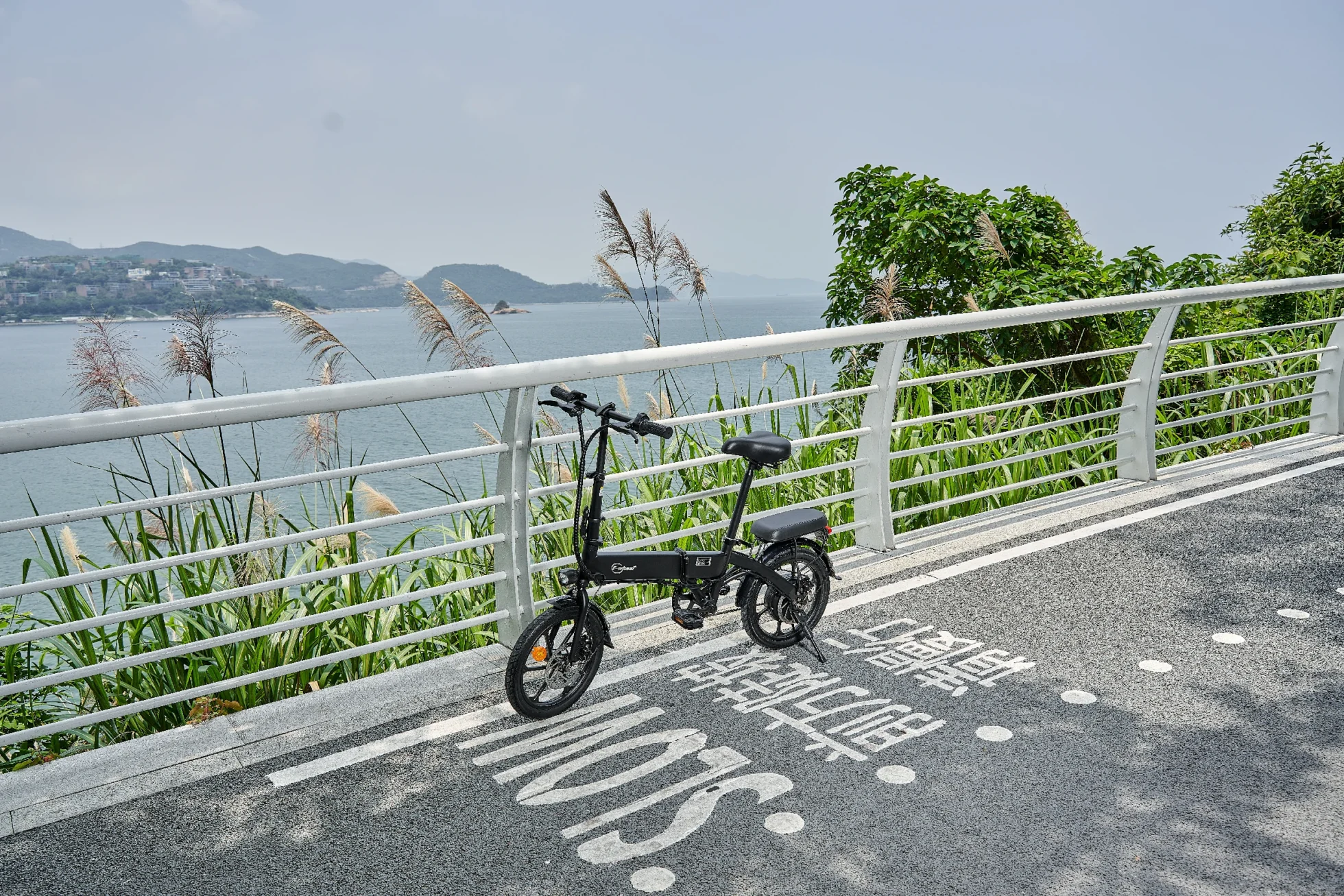DYU A1F Pro estacionado junto a un puente junto al mar en un pintoresco entorno europeo