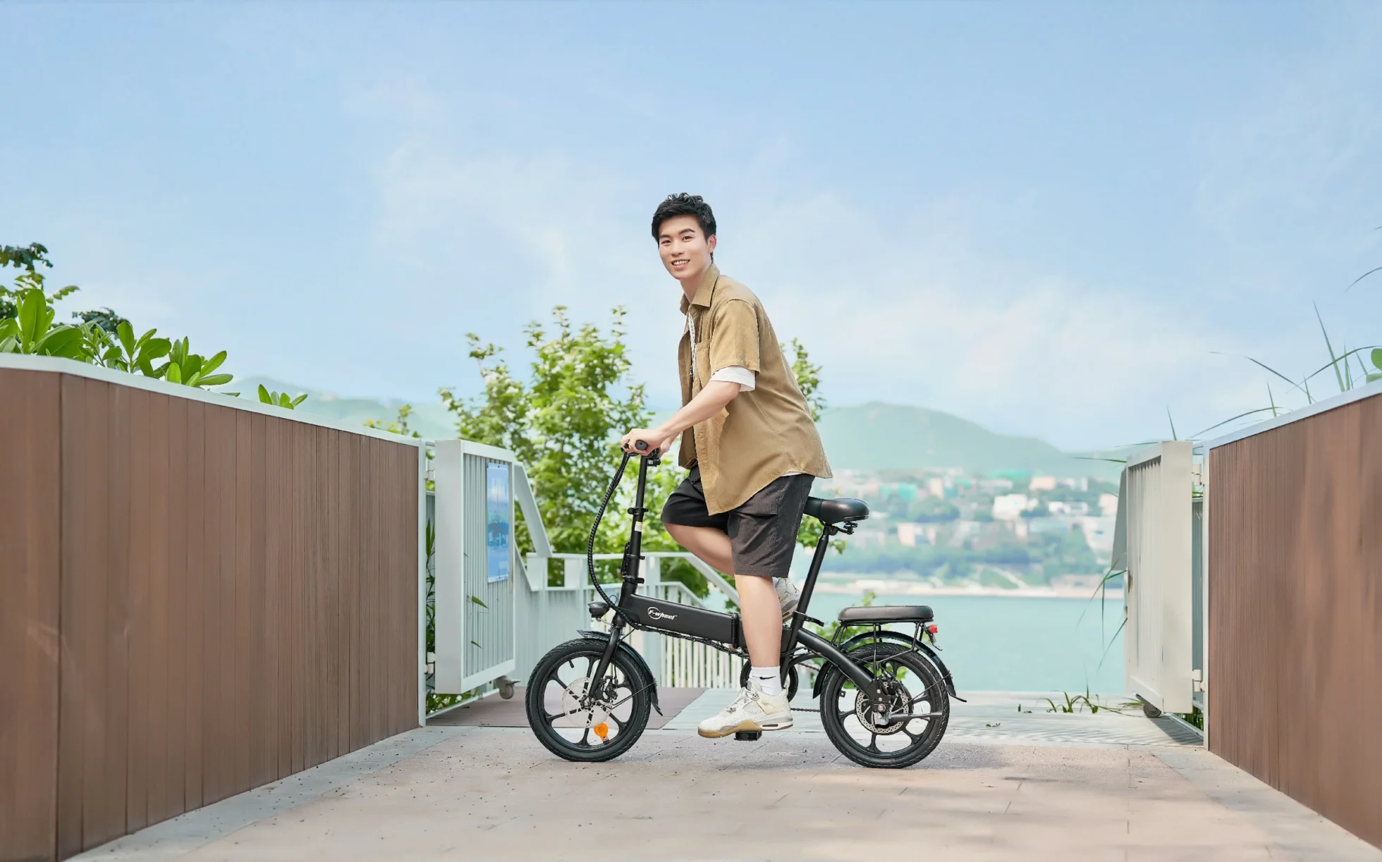 Ciclista DYU A1F Pro en una terraza con vista al mar