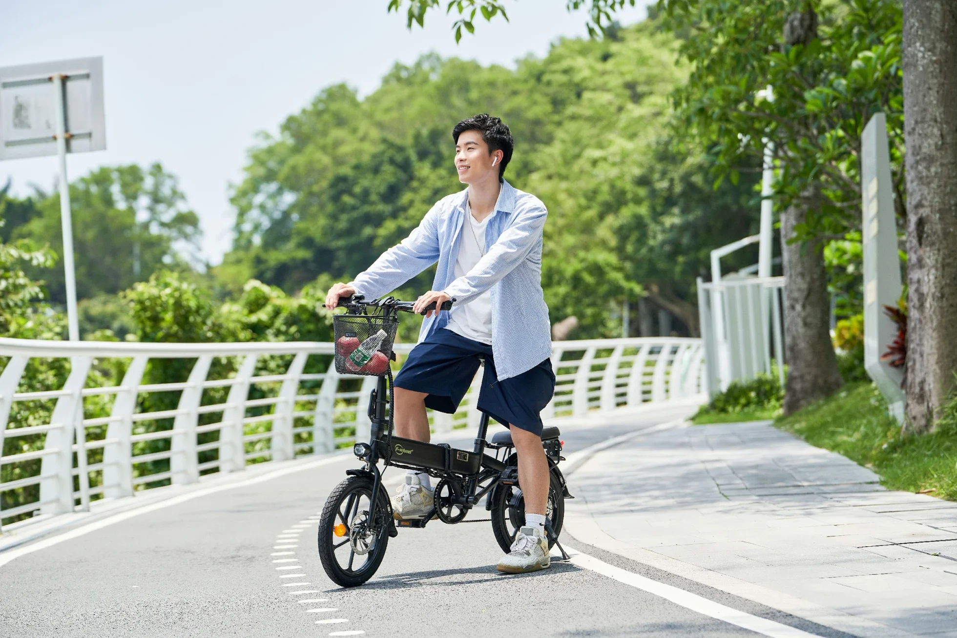 Bicicleta eléctrica plegable DYU A1F Pro recorriendo un carril bici urbano