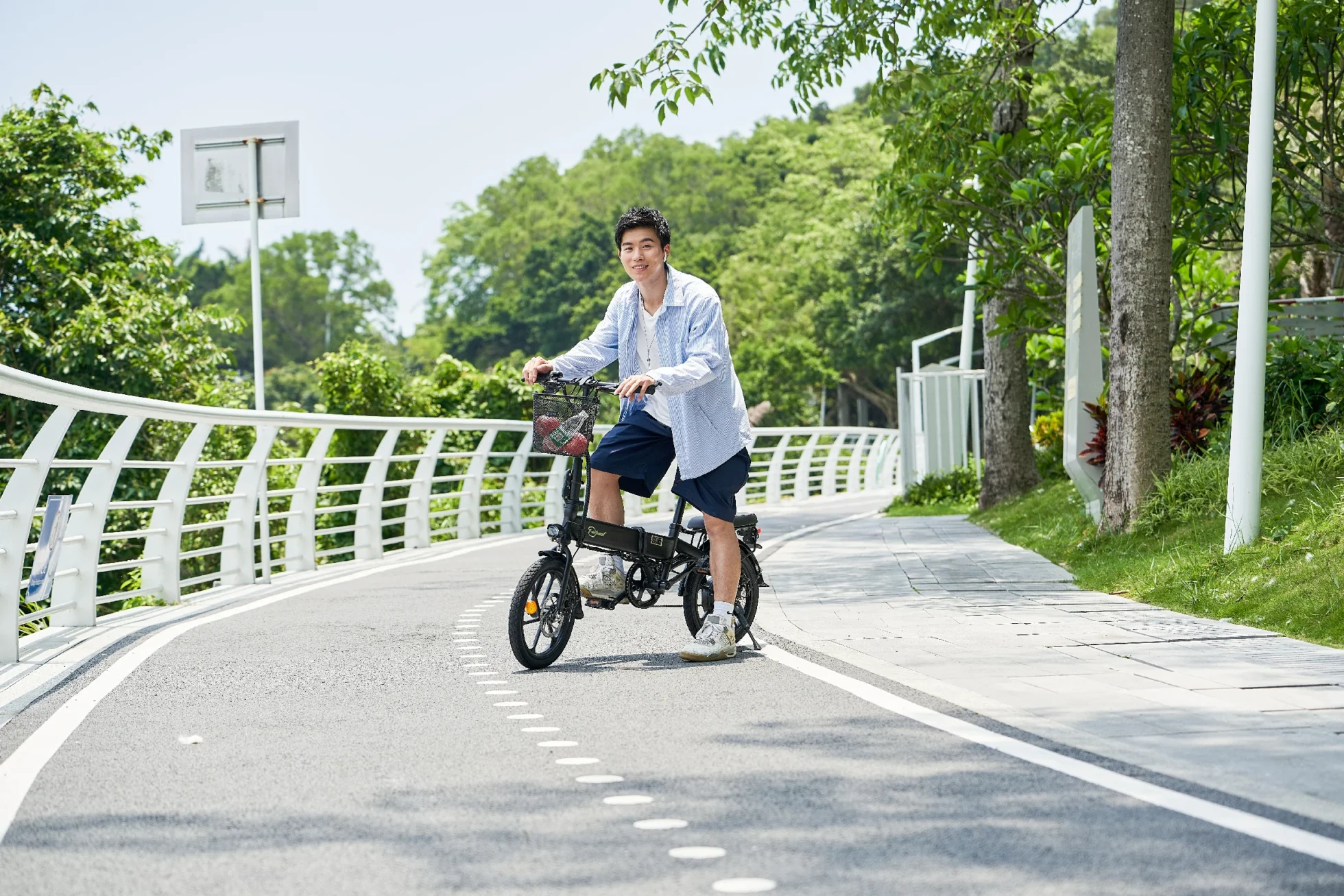 Bicicleta eléctrica DYU A1F Pro recorriendo un parque en un carril bici