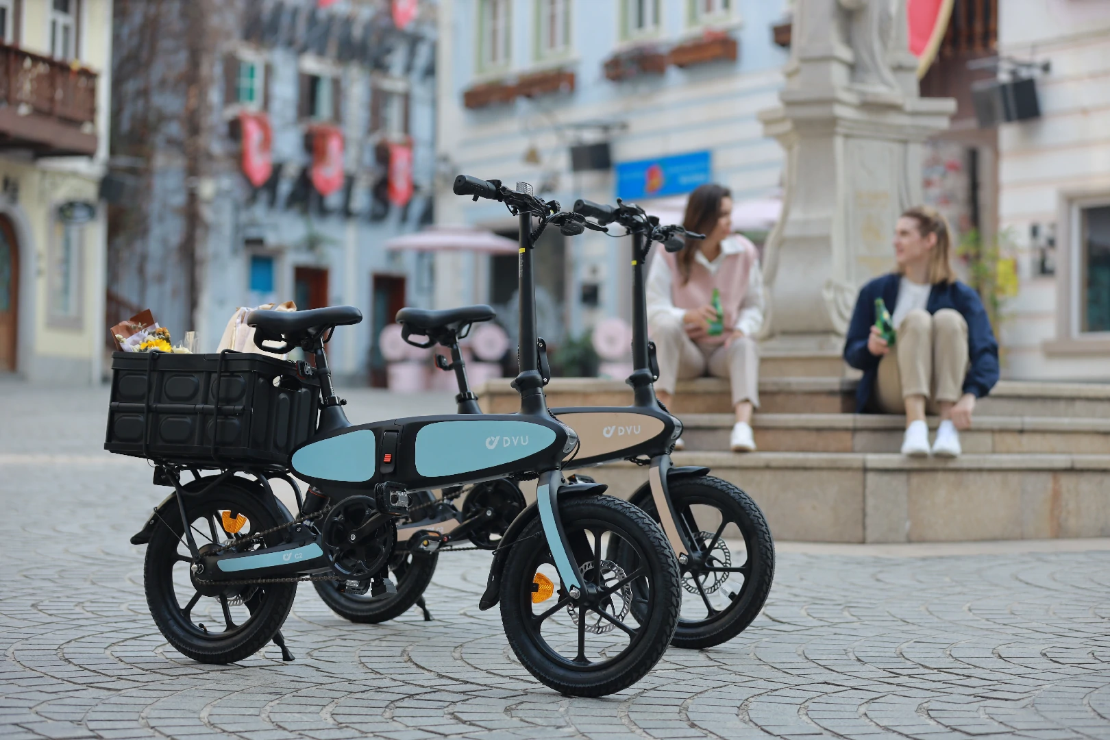 DYU C2 compactas e-bikes dobráveis estacionadas em um espaço urbano ao ar livre