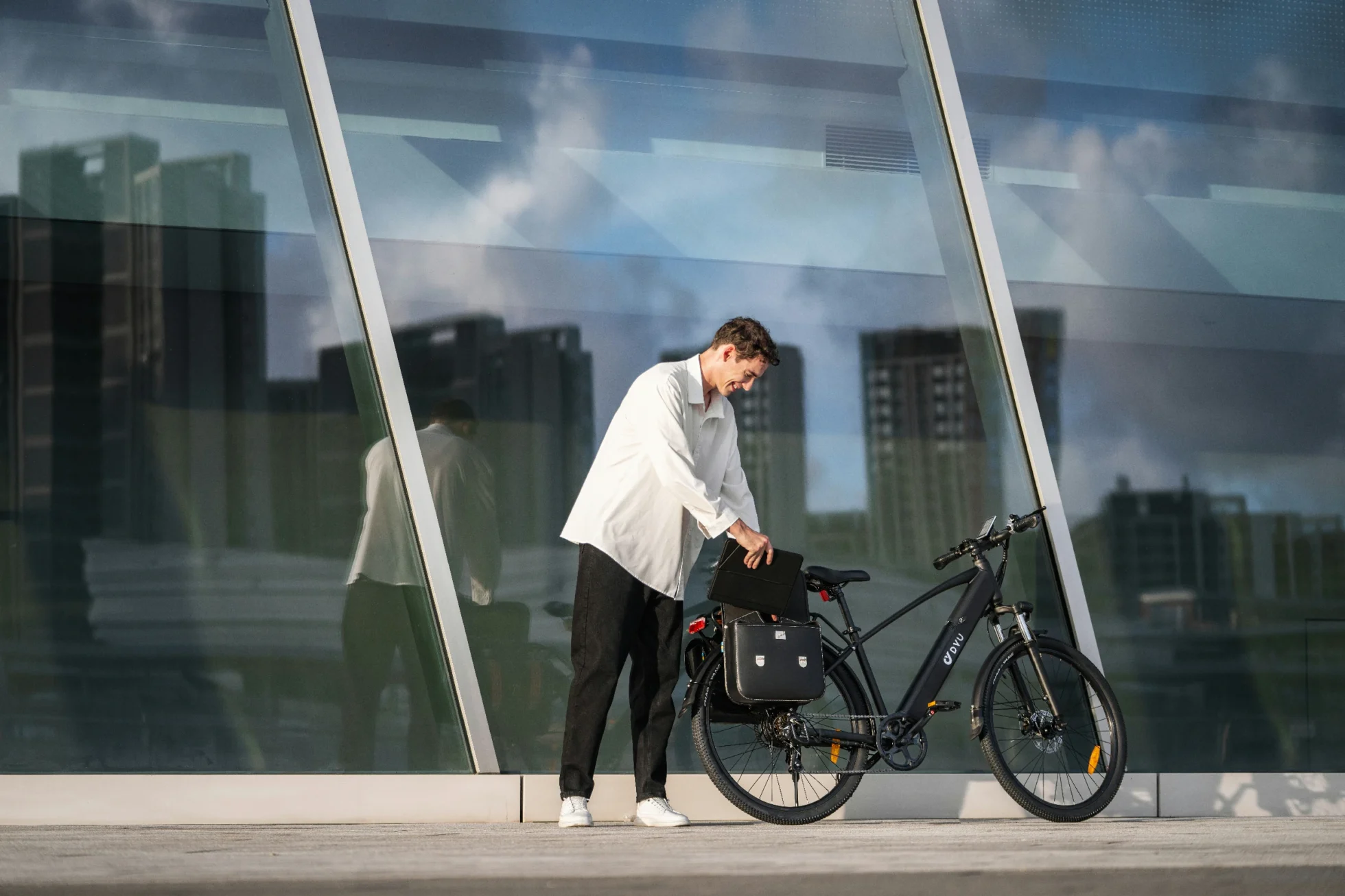 DYU C5 city e-bike parked by a building before a storage and comfort check