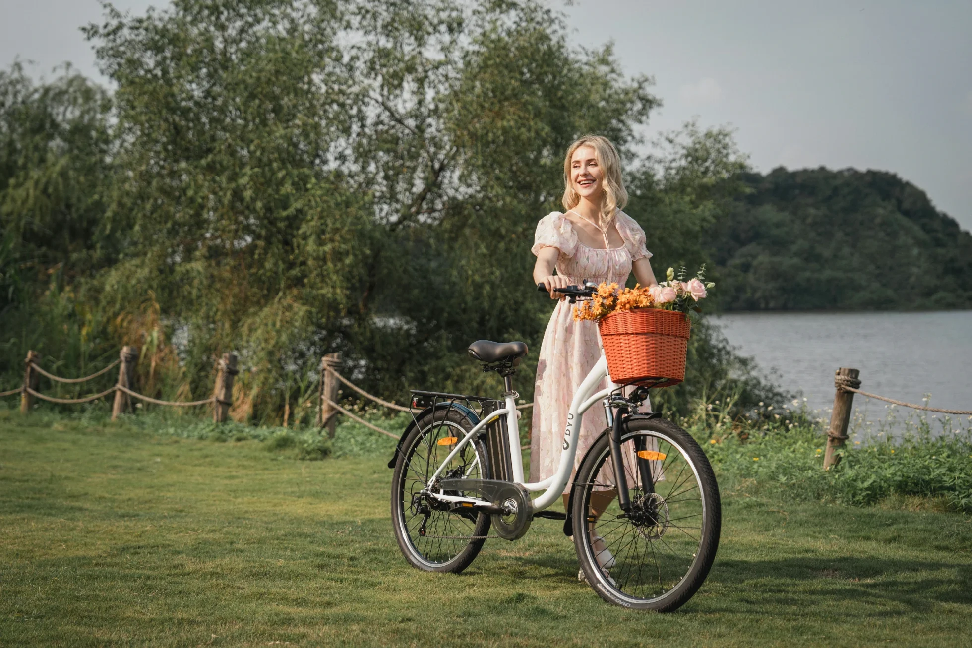 DYU C6 city e-bike with front basket near the water