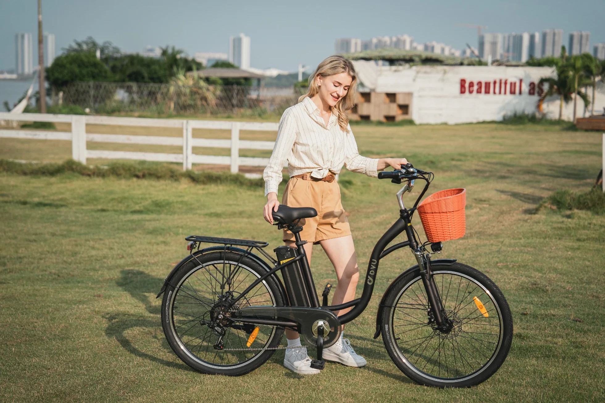 DYU C6 city e-bike in an urban street scene