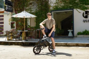 DYU D3F rider on a European city street for an ENGWE T14 comparison cover
