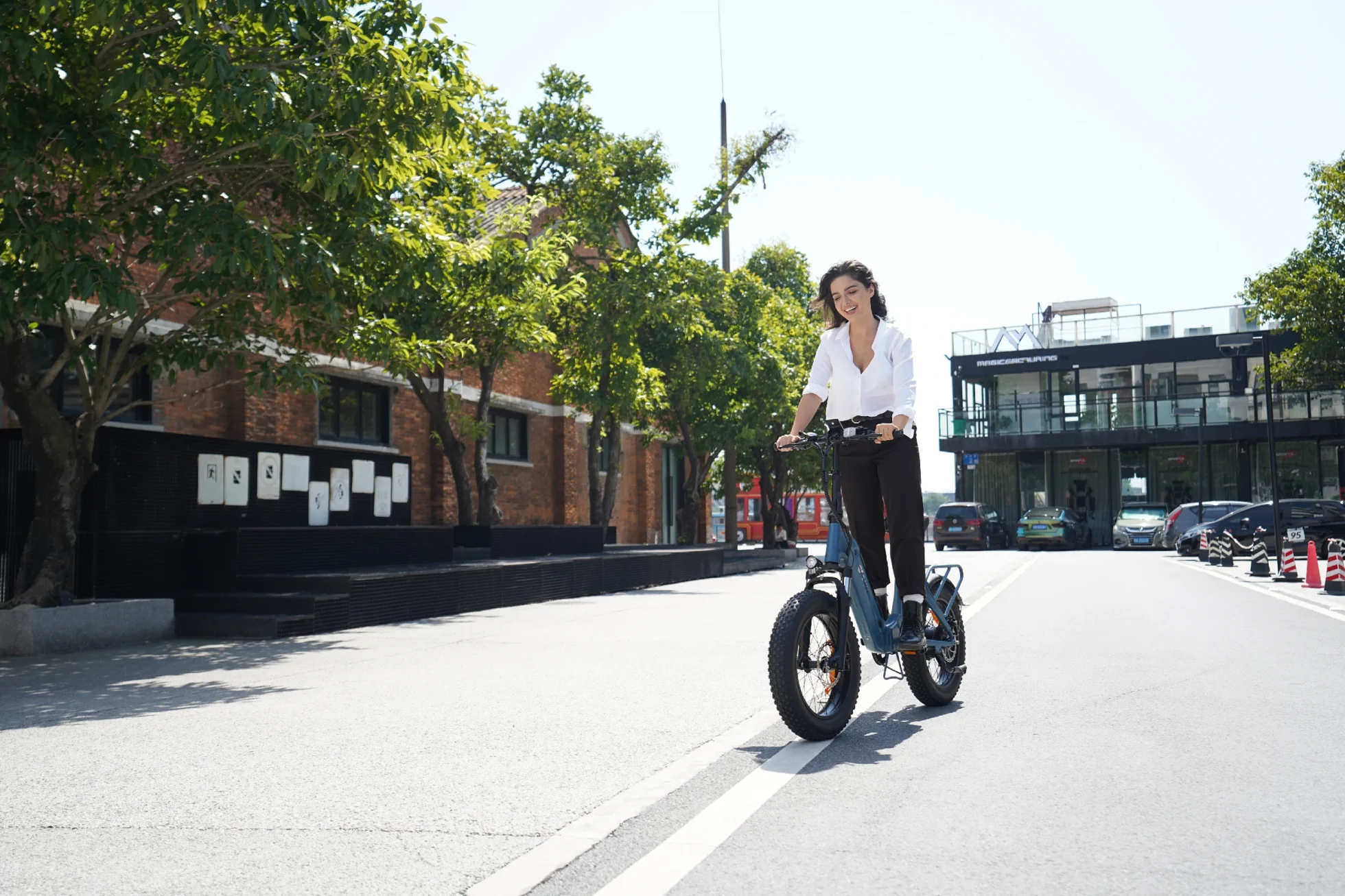 DYU FF500 female rider on a green park route