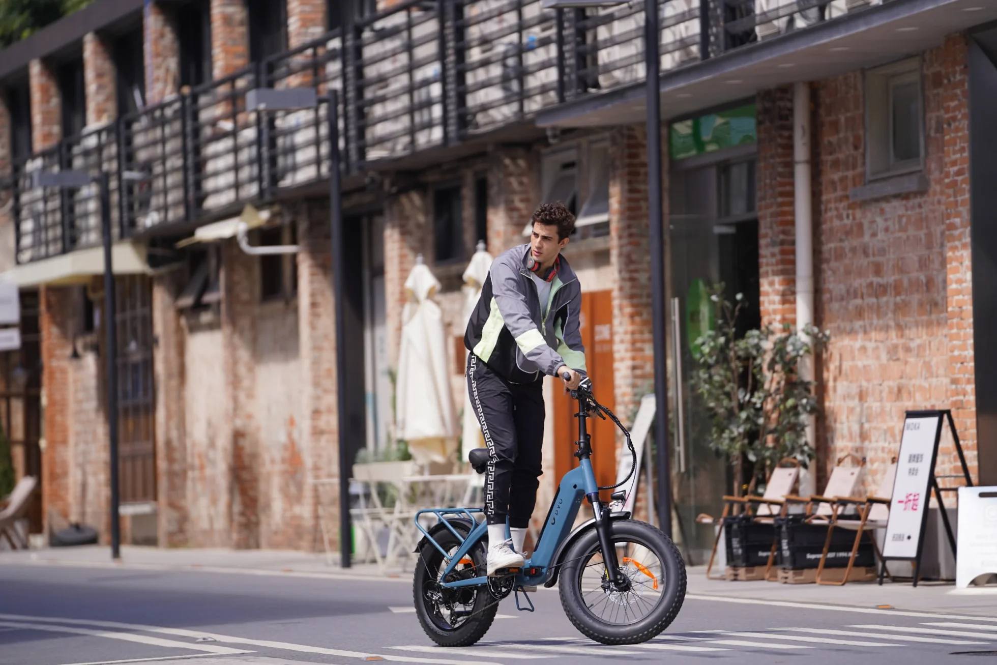 DYU FF500 fat tire e-bike estilo de vida passando por uma rua de café