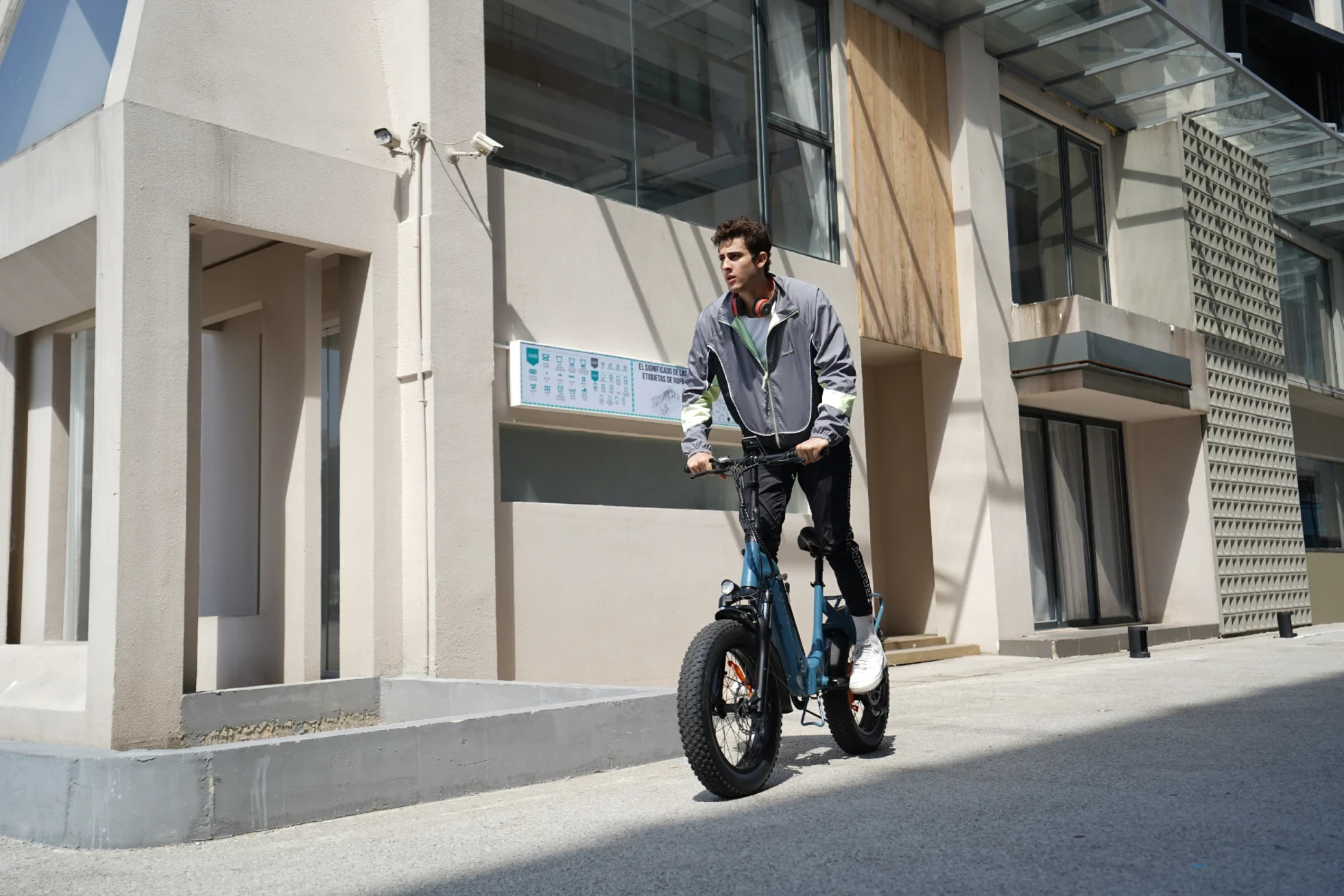 DYU FF500 fat pneu e-bike andando em uma rua de uma cidade moderna