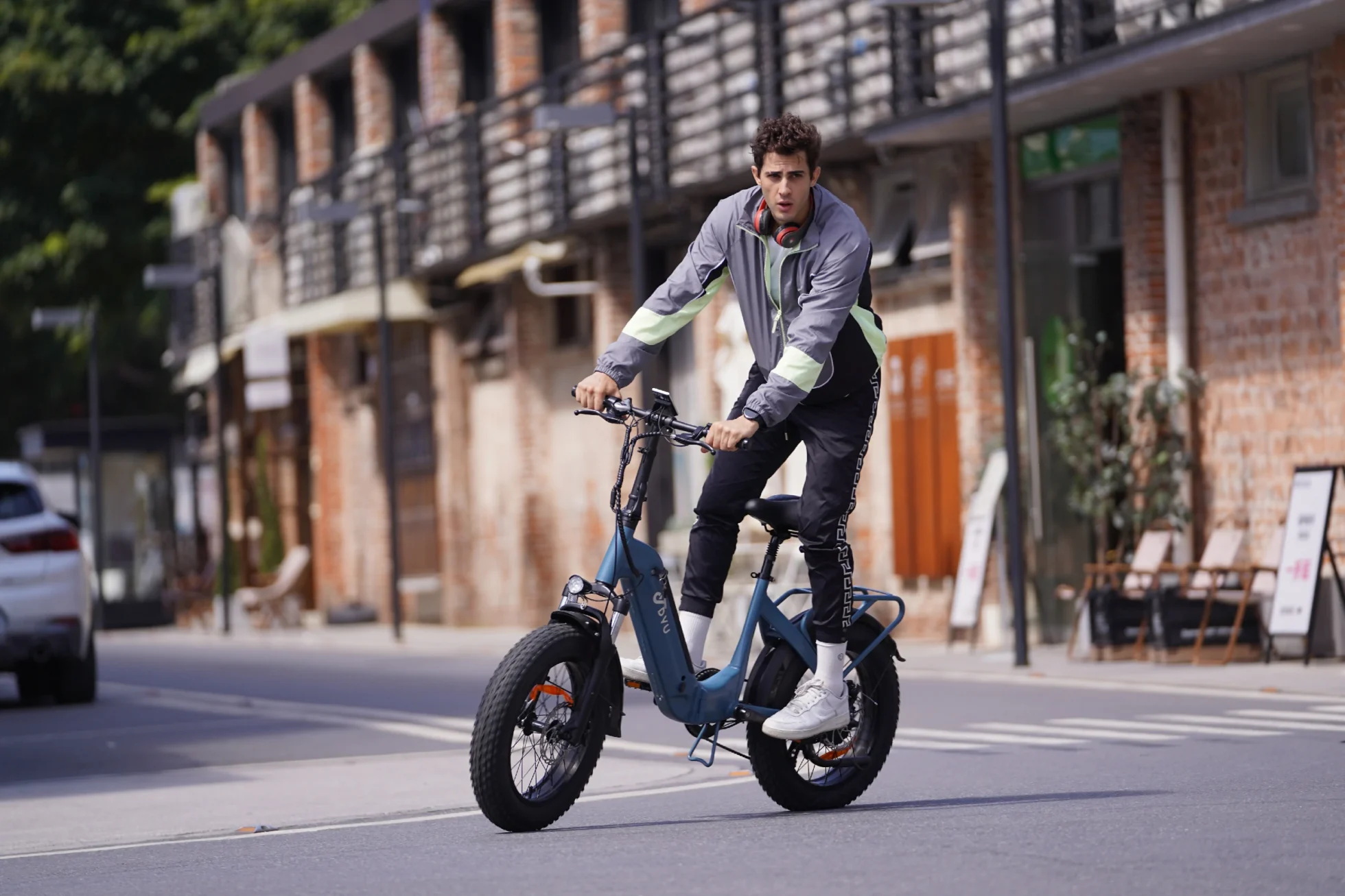 DYU FF500 rider on a residential street with 20-inch fat tires