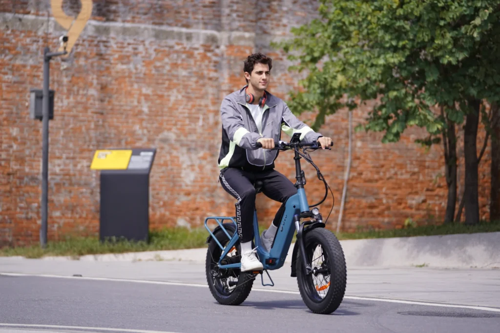 DYU FF500 rider on a vintage city street with 20-inch fat tires