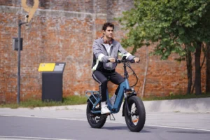 DYU FF500 rider on a vintage city street with 20-inch fat tires