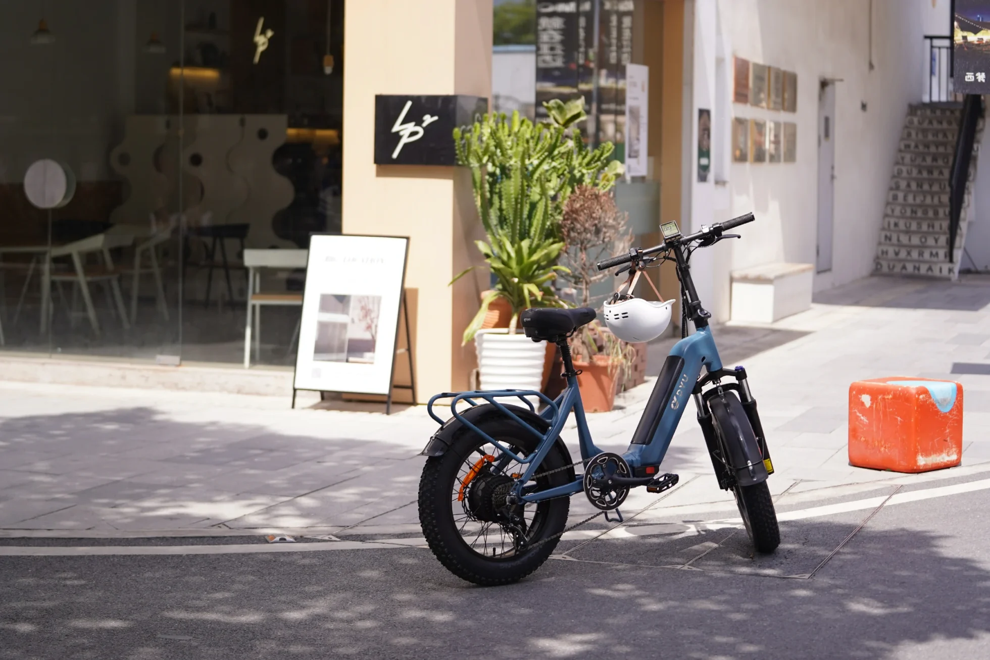 DYU FF500 parked near a cafe storefront on a city street
