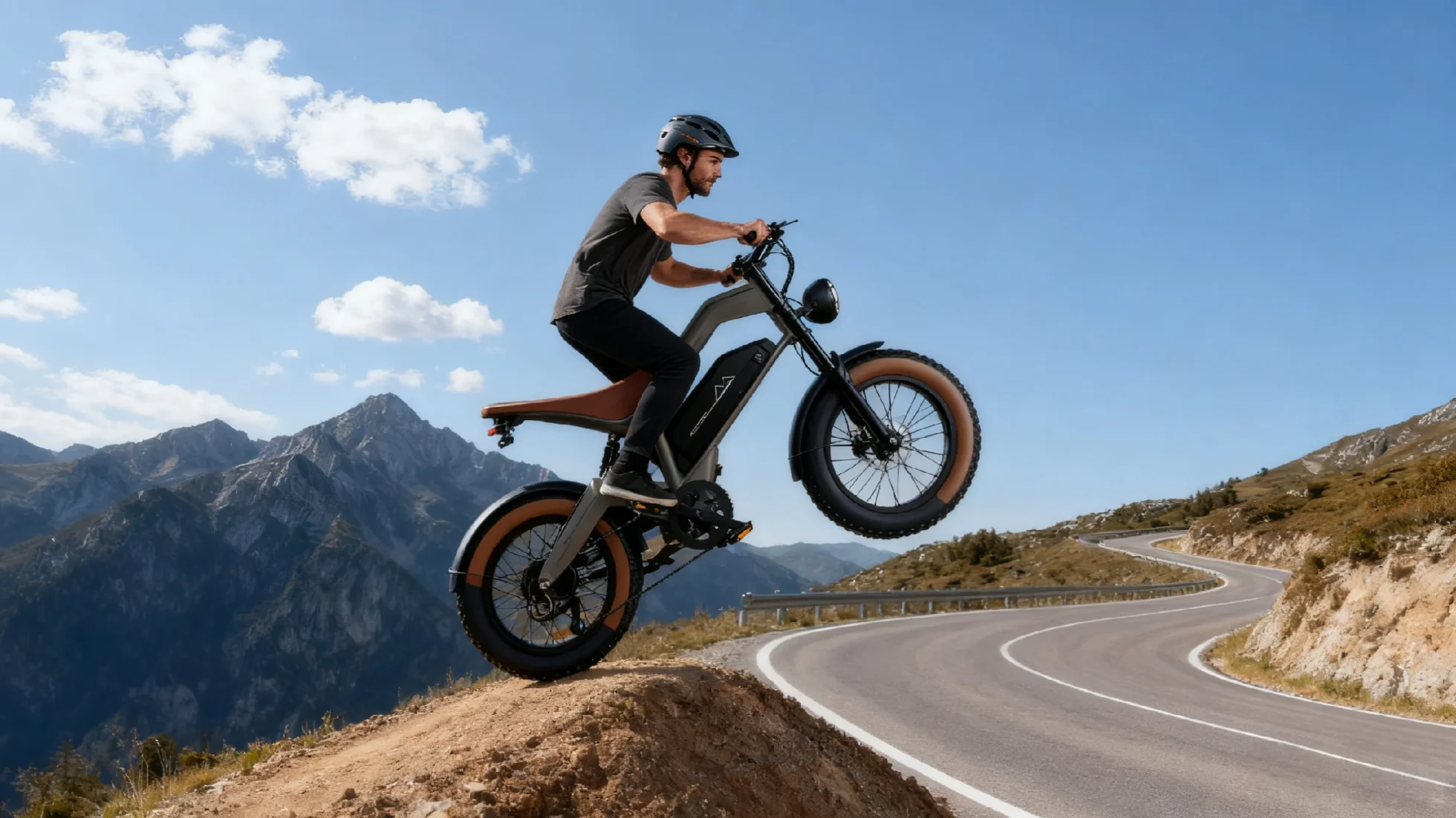 DYU M20 e-bike che salta sulla strada di montagna durante la prova in discesa