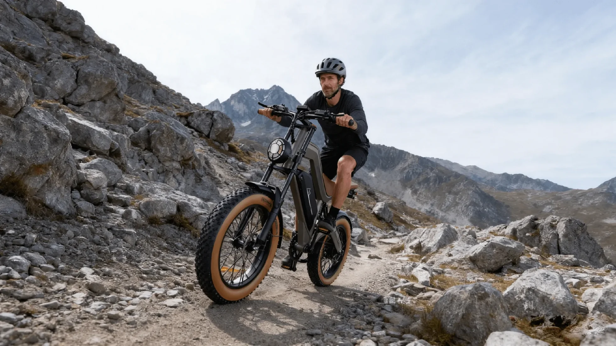 DYU M20 fat pneu e-bike andando sobre rochas da montanha em todos os terrenos