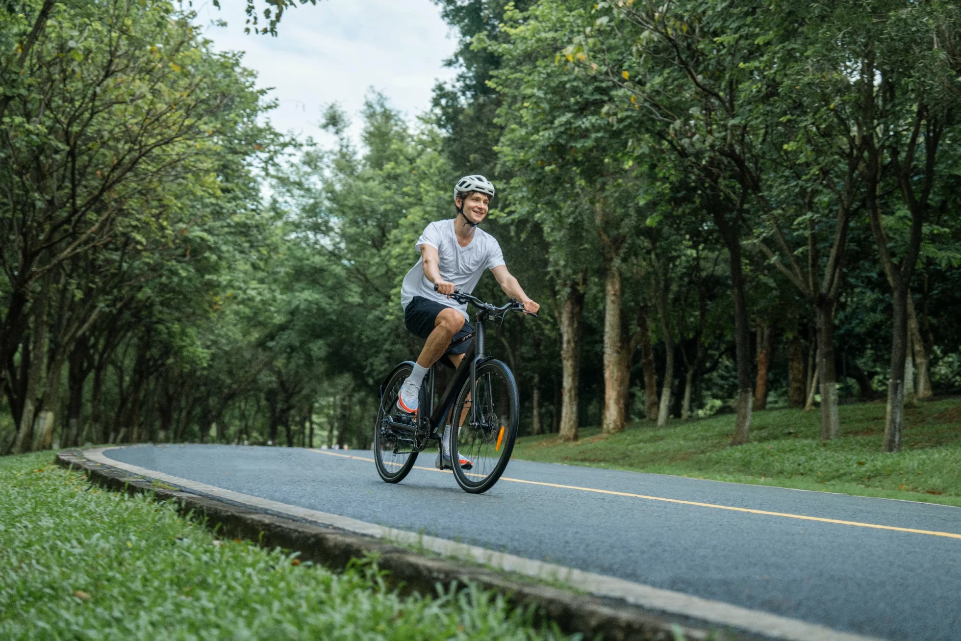 DYU Stroll 1 City-Elektrofahrrad auf einer europäischen Straße