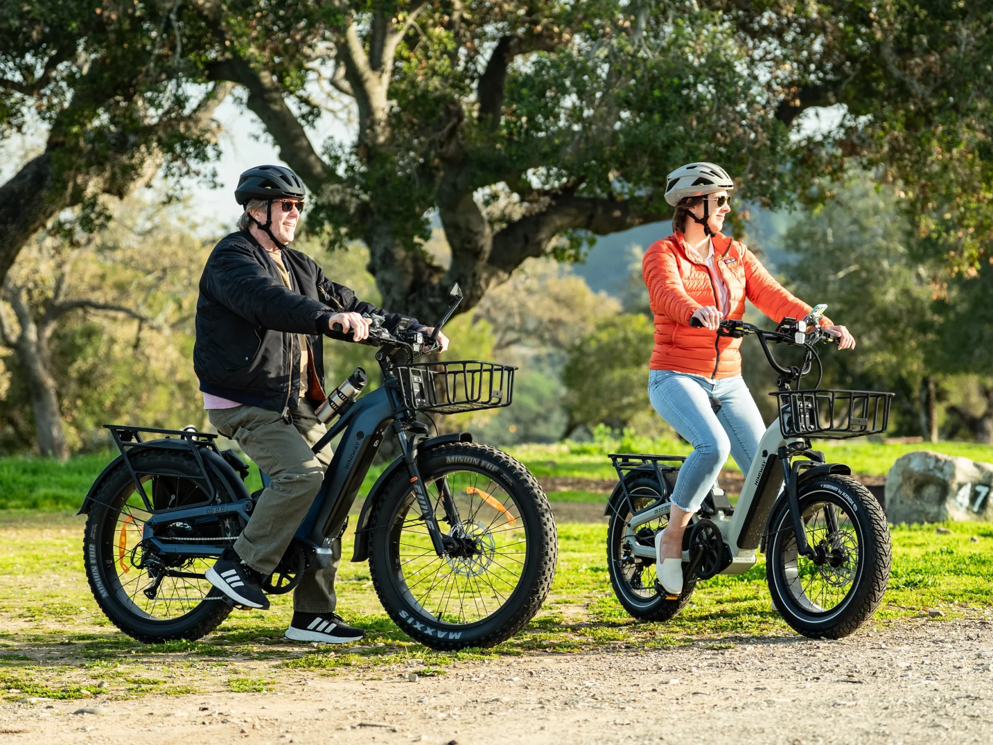 Himiway D5 2.0 20 riding on a park path