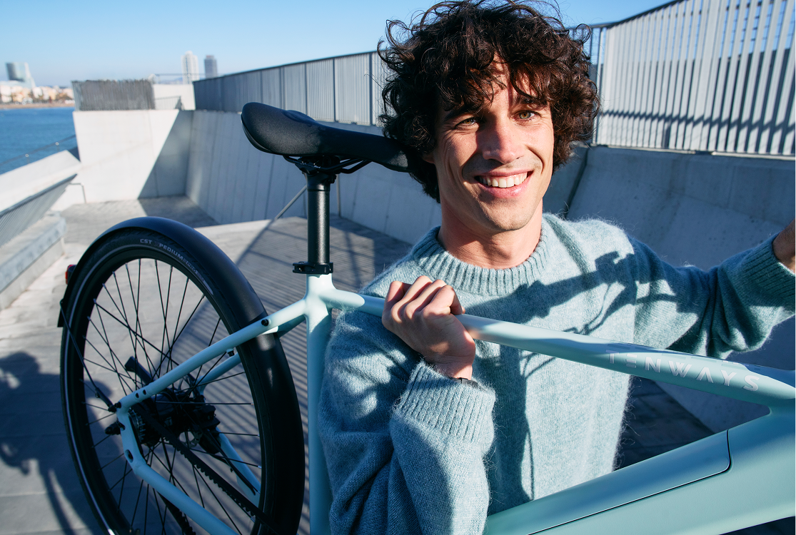 TENWAYS CGO600 Pro rider on an urban rooftop