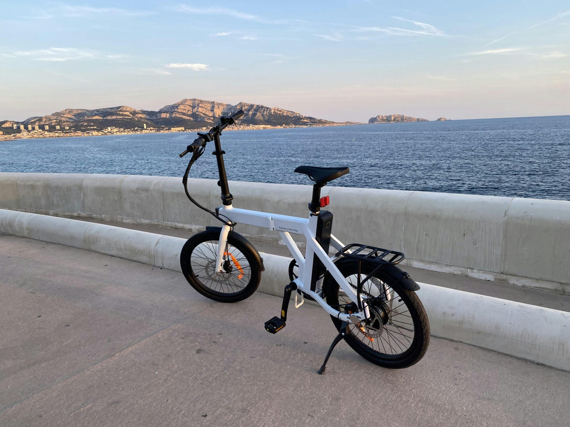 ENGWE P20 parcheggiata vicino al mare
