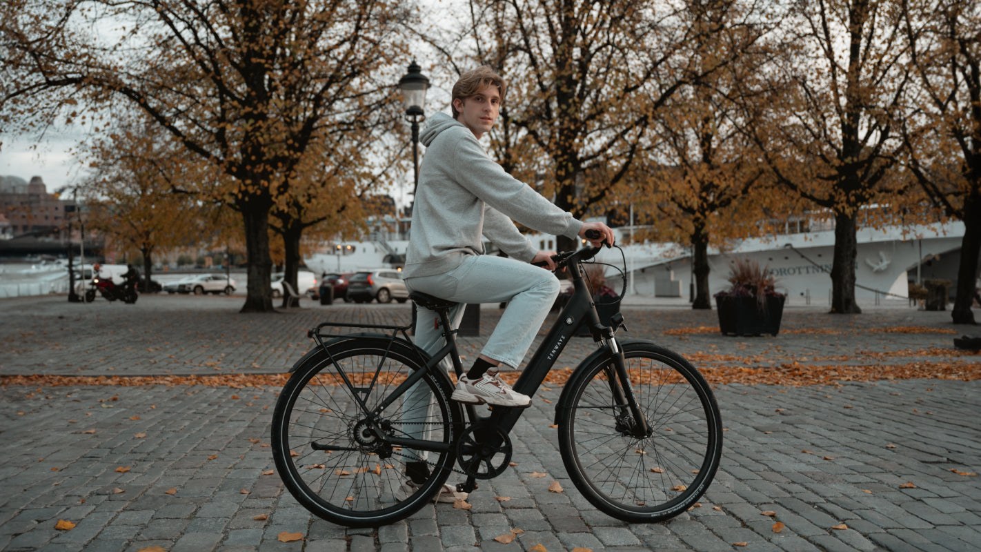 TENWAYS CGO800S rider using the city e-bike on an urban path