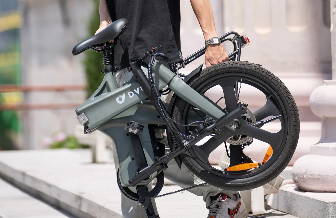 DYU T1 dobrada e transportada com uma mão