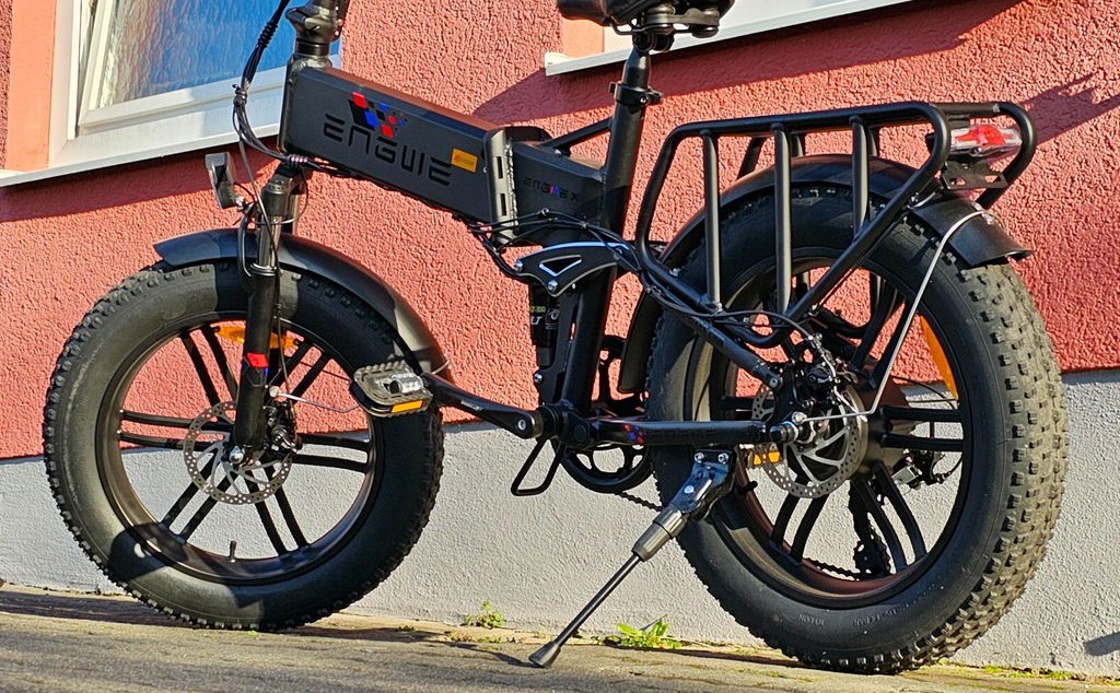 ENGWE Engine X garé à l'extérieur pour un gros pneu pliable Comparaison e-bike